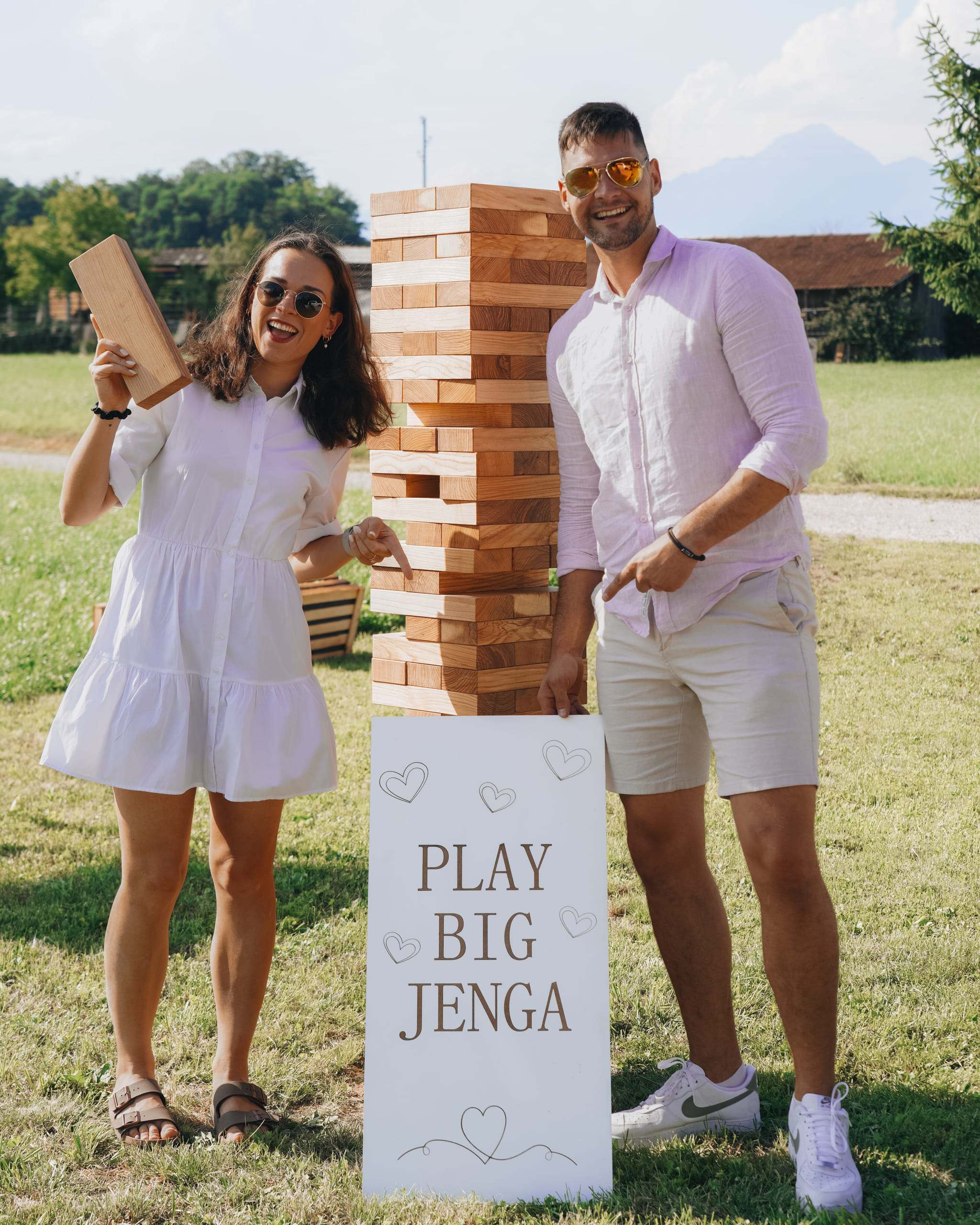 Par ob Jenga stolpu in tabli z napisom