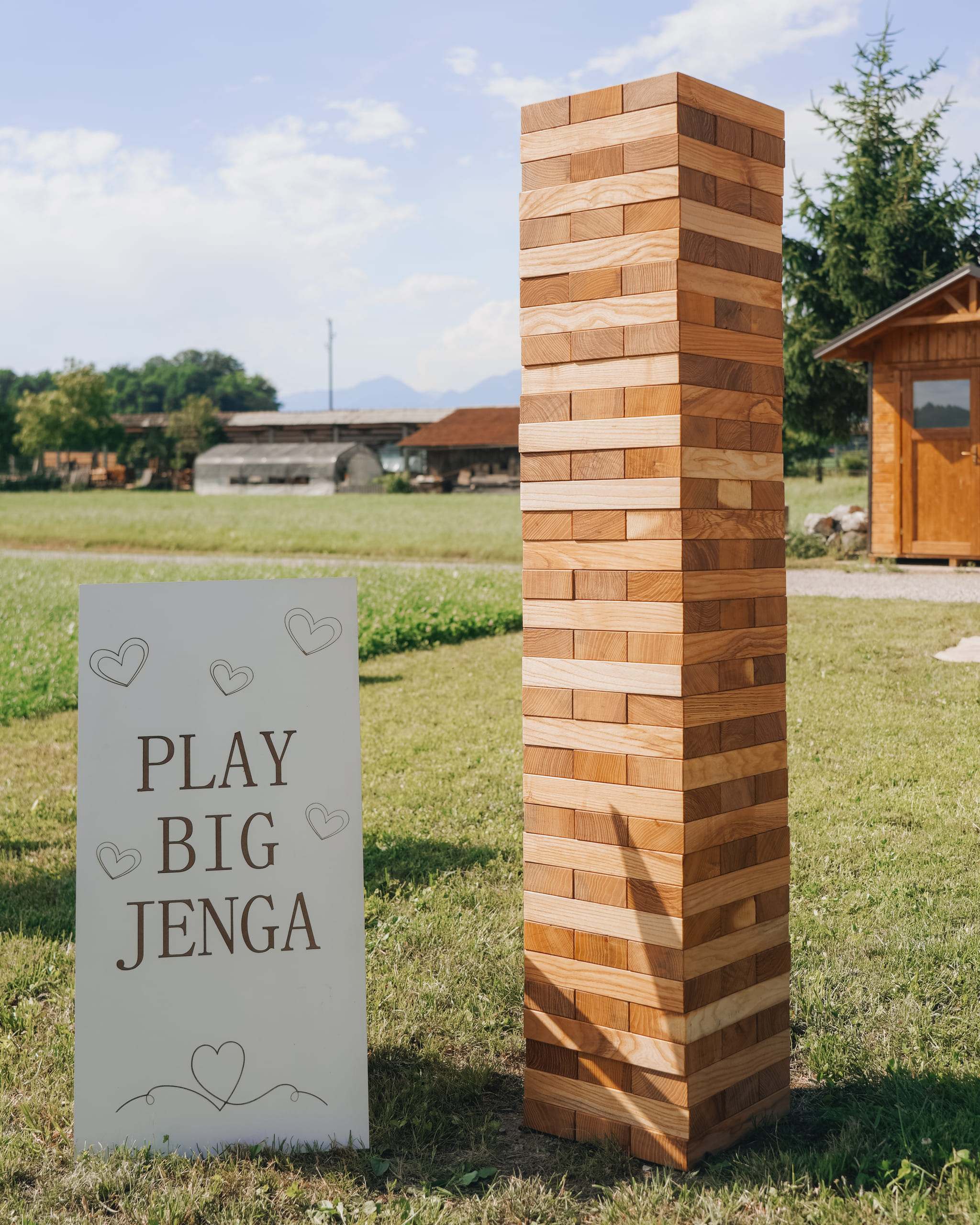 XXL Jenga stolp ob tabli z napisom Play Big Jenga
