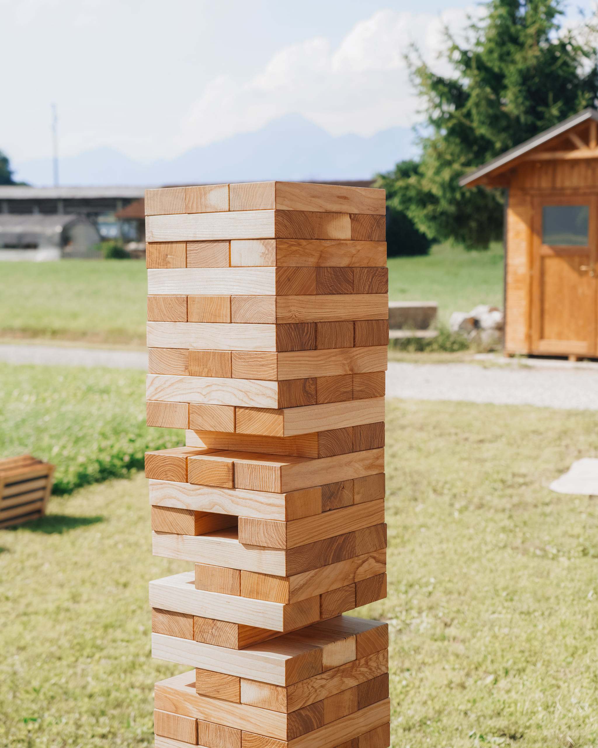 Jenga stolp pred leseno kmečko lopo