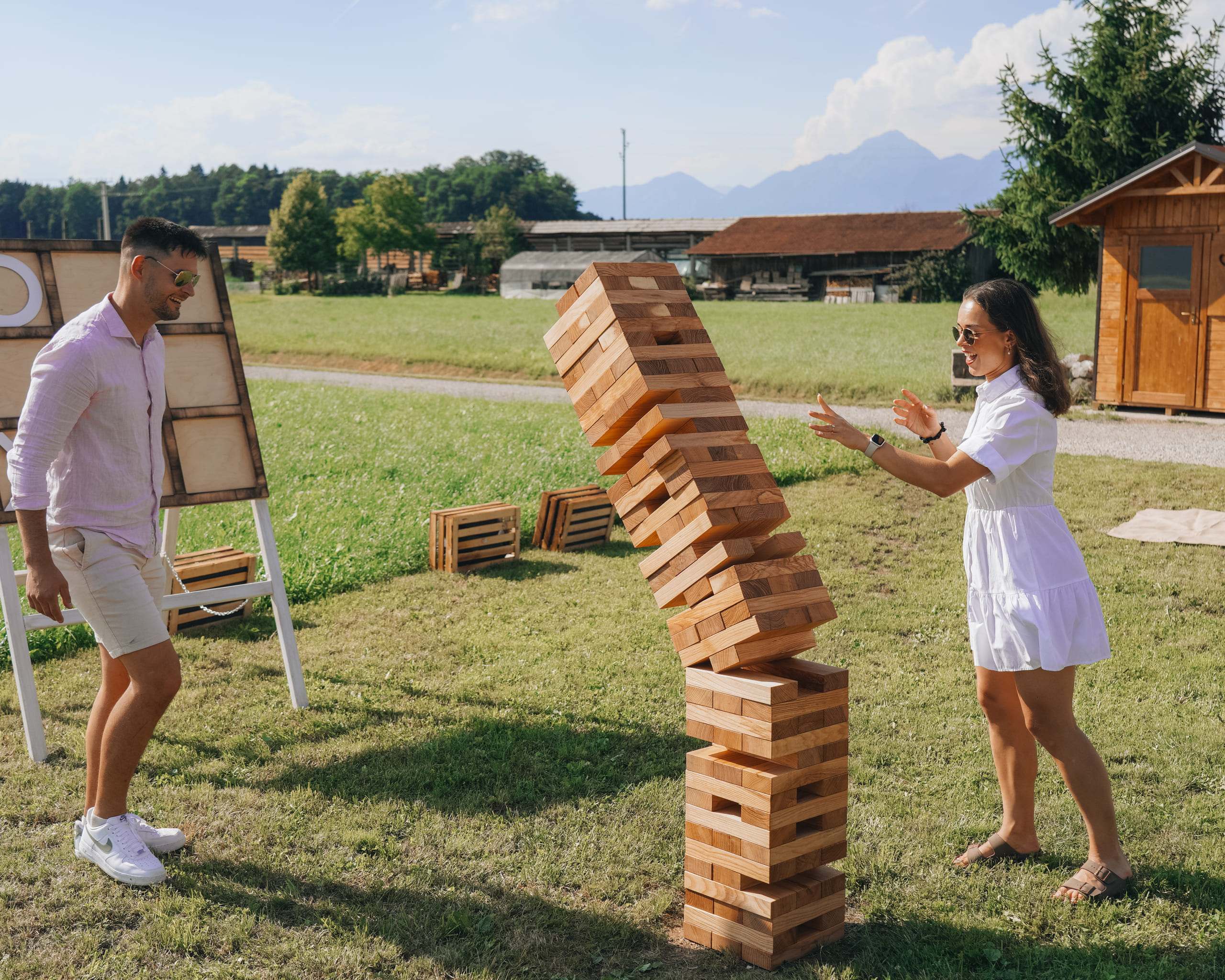 Jenga stolp se podira med igro