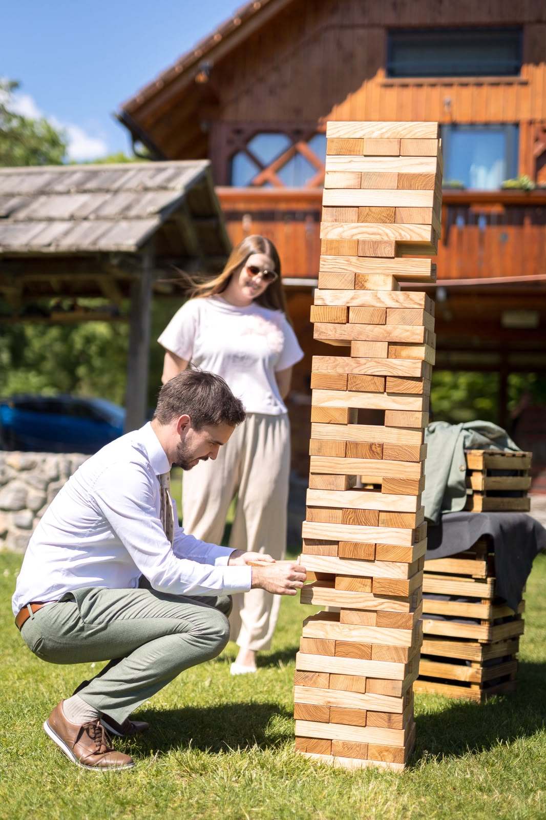 Svat previdno izvleče blok iz Jenga stolpa na poroki