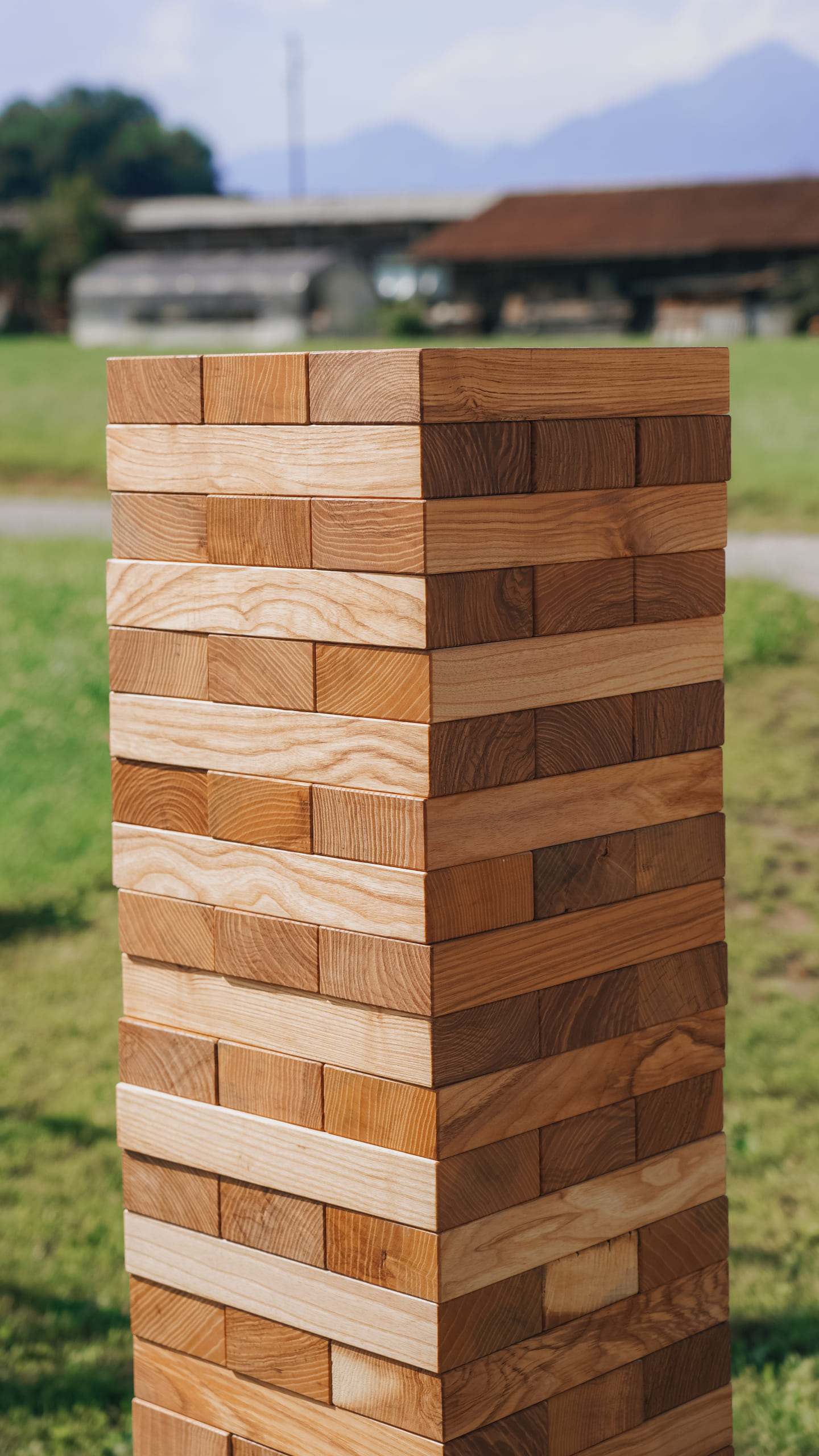 Bližnji posnetek brušenega lesa Jenga blokov